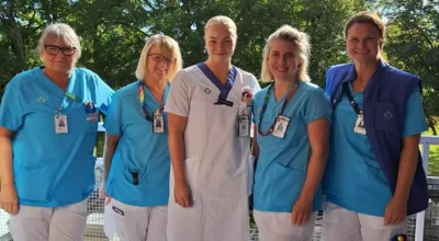 Fem kvinnor i sjuksköterskekläder, tittar in i kameran