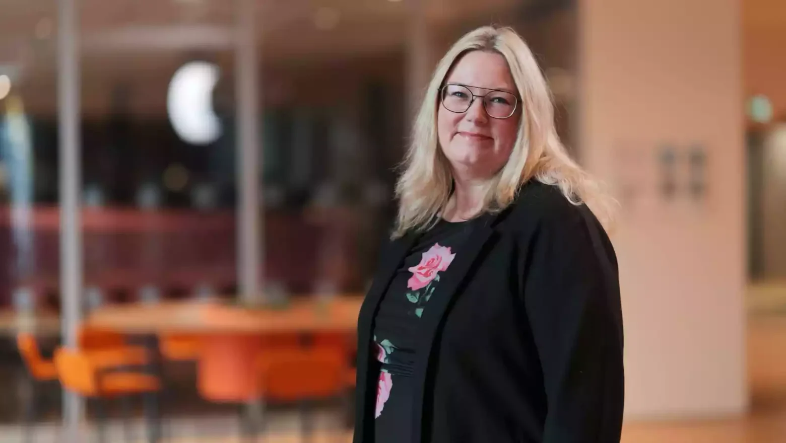 Kvinna tittar in i kameran