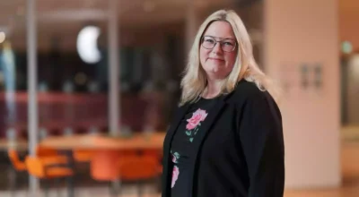 Kvinna tittar in i kameran